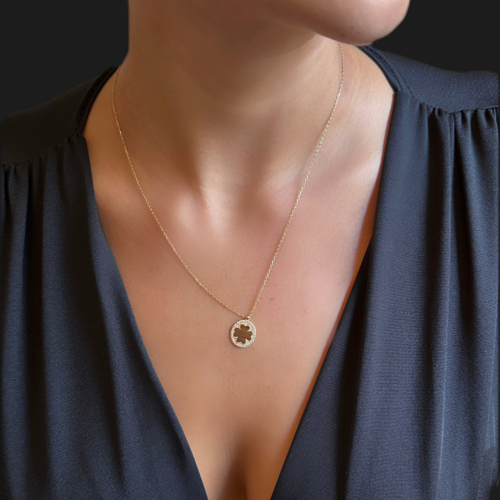 Round pendant clover shape gold necklace
