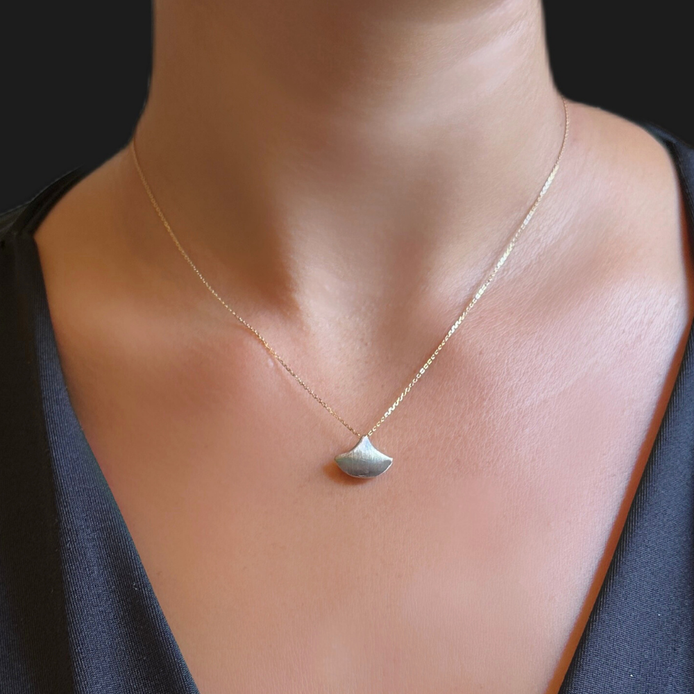 White gold pendant – yellow gold necklace