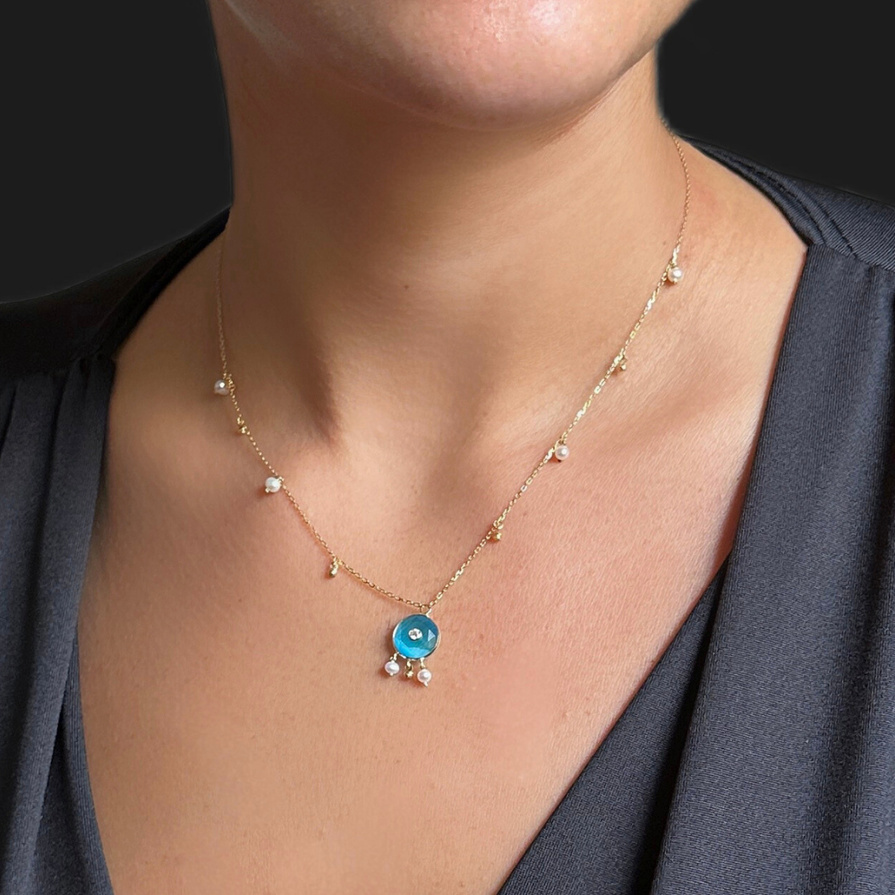 Circle pendant and pearls - gold necklace