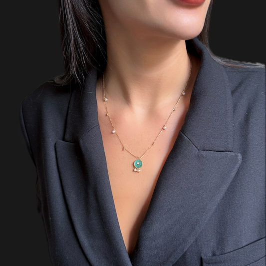 Circle pendant and pearls - gold necklace