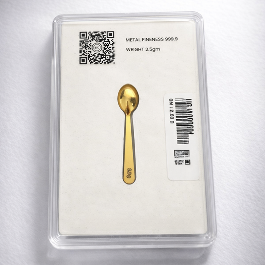 24k Gold spoon in packaging with metal fineness and weight information on a white backgroud