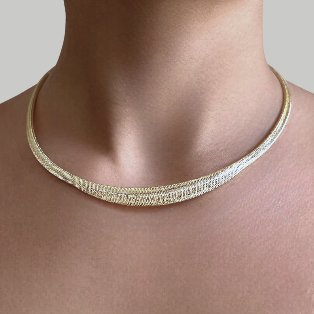 Yellow gold filament necklace