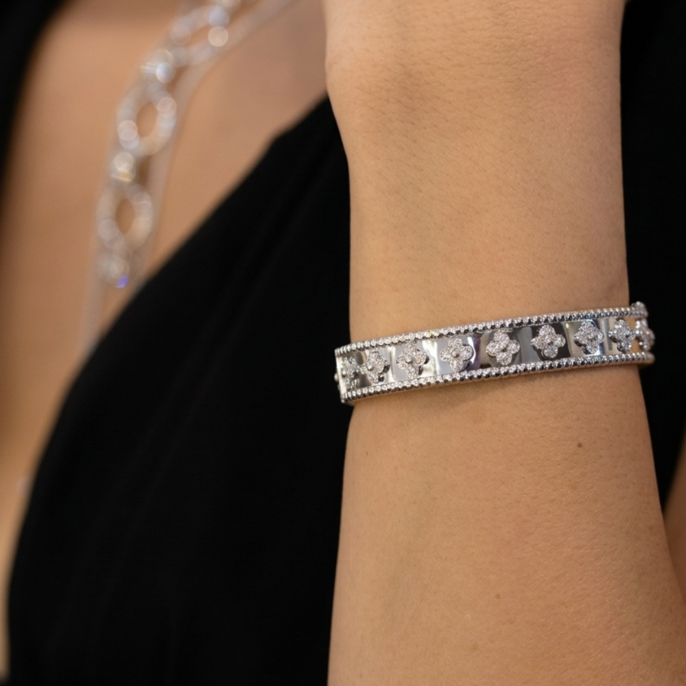 Perlée Clover Diamond Bangle