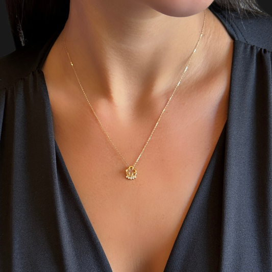 Round pendant clover shape gold necklace