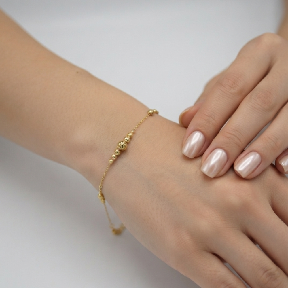 One large ball - straight line ball bracelet